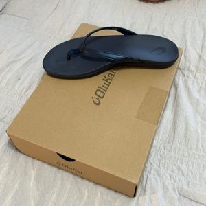 Navy blue Olukai Ho’Opio women’s sandal. Women’s size 7